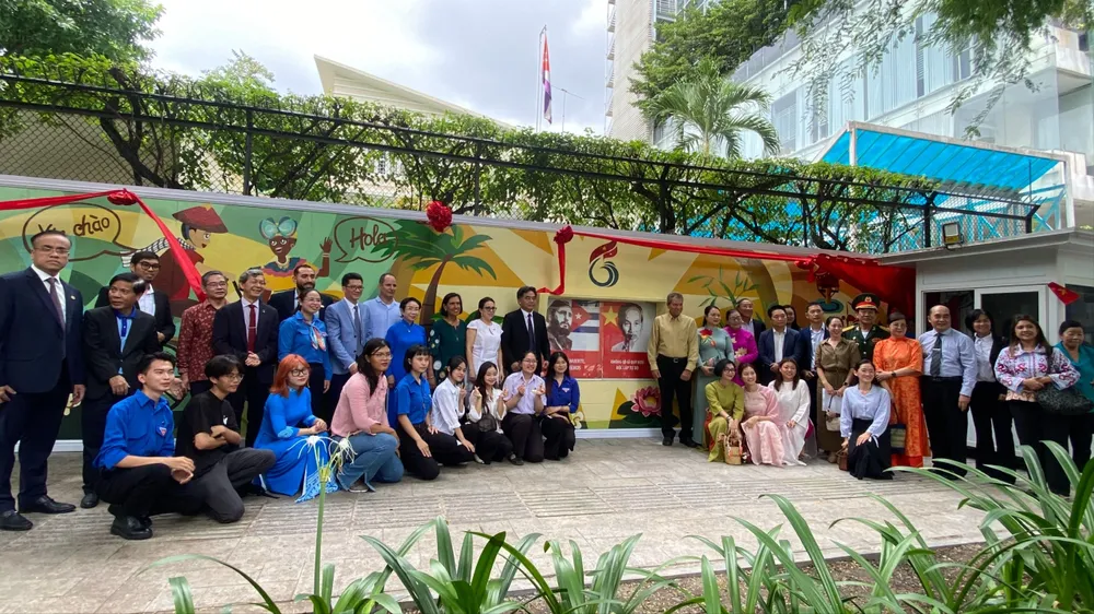 Lễ khánh thành bức tranh tường kỷ niệm 65 năm thiết lập quan hệ ngoại giao Việt Nam – Cuba tại TPHCM. Ảnh: XUÂN HẠNH 