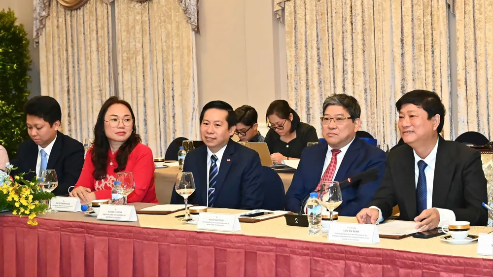 Chủ tịch HĐND TPHCM Võ Văn Minh tiếp đoàn cán bộ lãnh đạo, quản lý Đảng MPLA và Đảng FRELIMO Ảnh: VIỆT DŨNG 