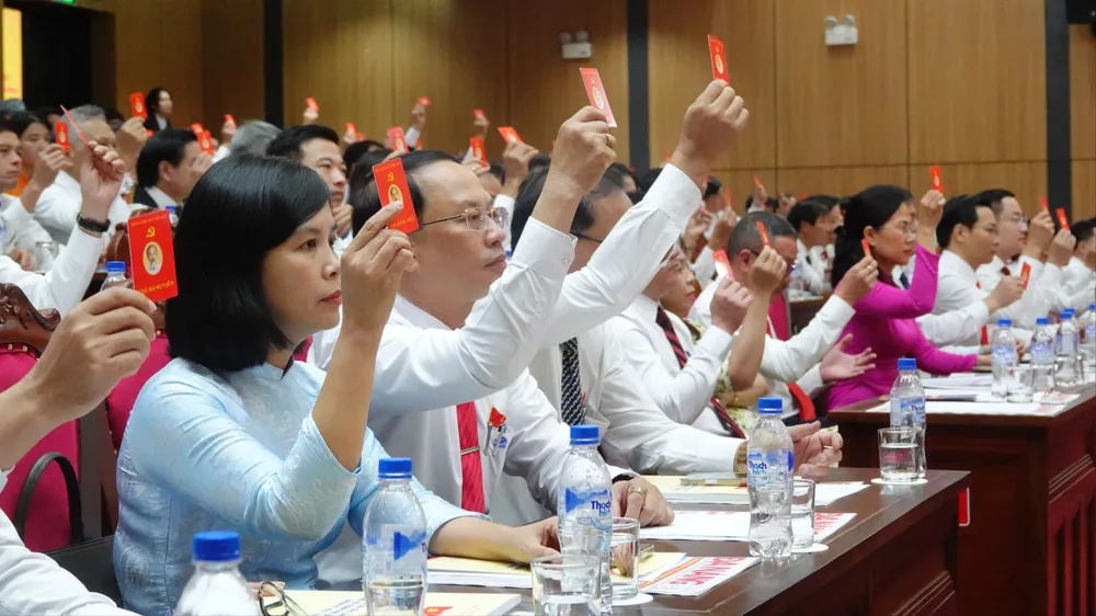 Đảng viên giơ thẻ đảng biểu quyết, thể hiện tinh thần dân chủ, trách nhiệm tại Đại biểu lần thứ I Đảng bộ TP Đà Nẵng. Ảnh: XUÂN QUỲNH