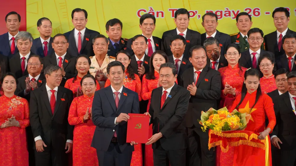 Đồng chí Trần Thanh Mẫn, Ủy viên Bộ Chính trị, Chủ tịch Quốc hội trao quyết định cho đồng chí Lê Quang Tùng