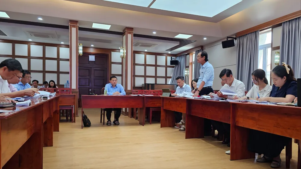 Đại diện Công ty TNHH Nhà Sài Gòn báo cáo tại buổi làm việc. Ảnh: ĐỖ TRÀ GIANG