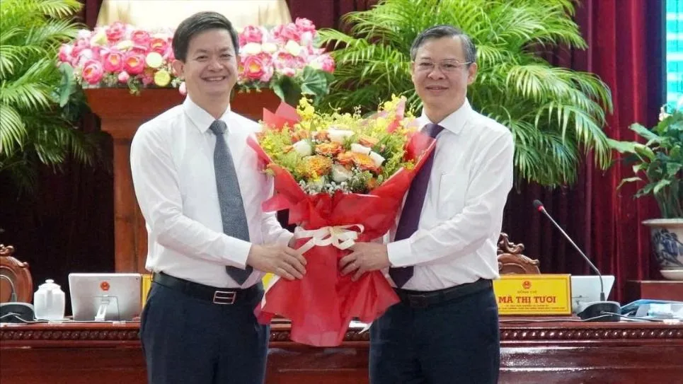 Bí thư Thành ủy Cần Thơ Lê Quang Tùng tặng hoa chúc mừng ông Trương Cảnh Tuyên, Phó Bí thư Thành ủy, Chủ tịch UBND TP Cần Thơ