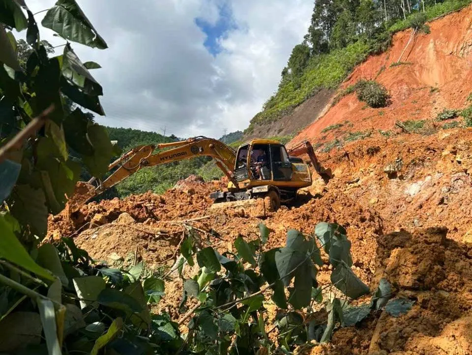 Đơn vị quản lý đường bộ huy động nhiều máy móc để nỗ lực khắc phục sạt lở trên Quốc lộ 48 qua xã Thông Thụ