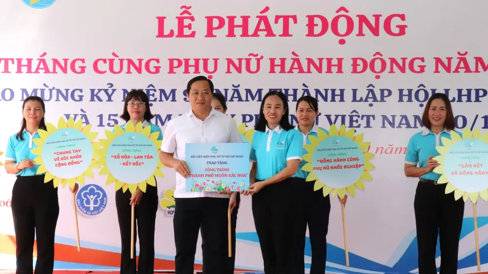 Chủ tịch Hội LHPN Việt Nam TPHCM Võ Ngọc Thanh Trúc trao công trình thành phố muôn sắc hoa đến xã Đất Đỏ. Ảnh: THÁI PHƯƠNG