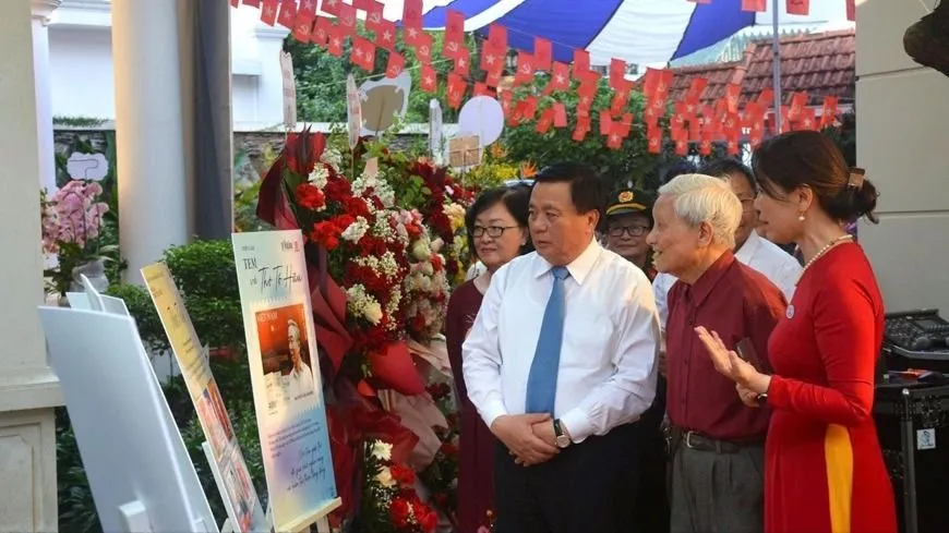 Các đại biểu tham quan triển lãm tại lễ kỷ niệm 105 ngày sinh nhà thơ Tố Hữu. Ảnh: Báo QĐND