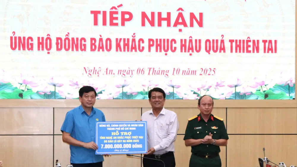 Đồng chí Bùi Thanh Nhân trao 7 tỷ đồng của Đảng bộ, Chính quyền và nhân dân TPHCM đến người dân tỉnh Nghệ An