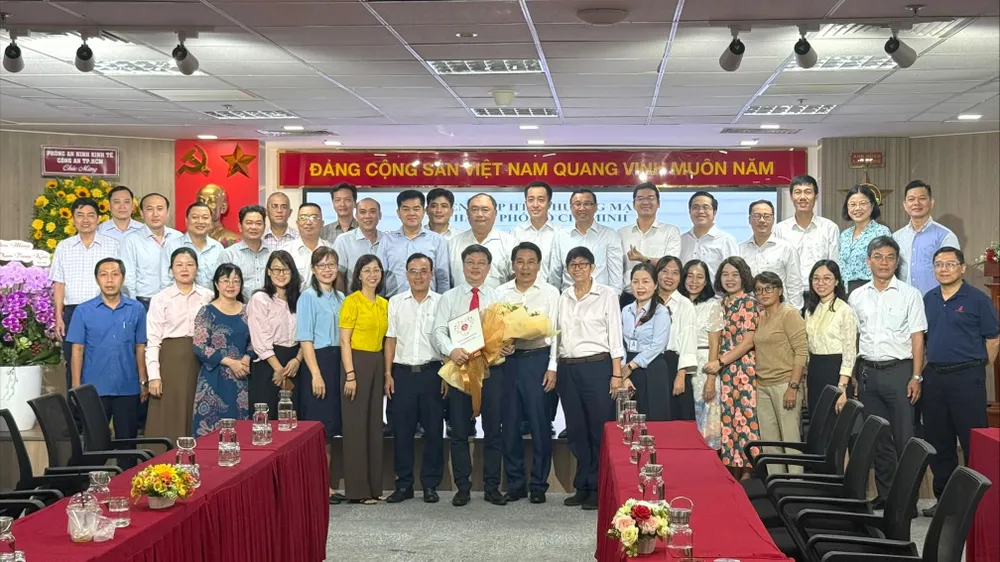 Đồng chí Phạm Trung Kiên chụp ảnh lưu niệm cùng tập thể Lãnh đạo Saigon Co.op