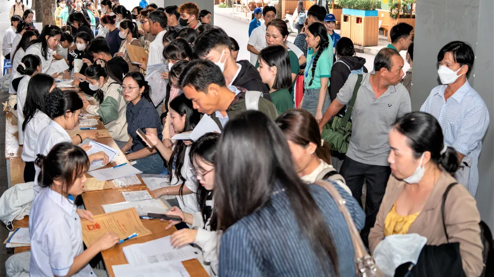 Thí sinh nộp hồ sơ đăng ký xét tuyển bổ sung tại Trường ĐH Công thương TPHCM