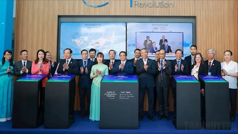 Thủ tướng Phạm Minh Chính và các đại biểu dự lễ khánh thành Trung tâm Cách mạng Công nghiệp lần thứ 4 (C4IR) tại TPHCM, ngày 25-9-2024. Ảnh M. Hiệp.jpg