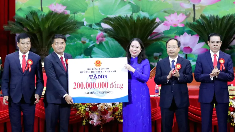 Phó Chủ tịch nước Võ Thị Ánh Xuân trao biểu trưng của Hội đồng Bảo trợ Quỹ Bảo trợ trẻ em Việt Nam tặng 200 triệu đồng đến tỉnh Hà Tĩnh 