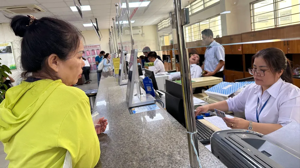 Người dân đến thực hiện thủ tục hành chính tại phường Gò Vấp, TPHCM. Ảnh: THANH HIỀN