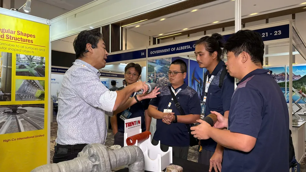 Các chuyên gia về ngành dầu khí trao đổi tại triển lãm