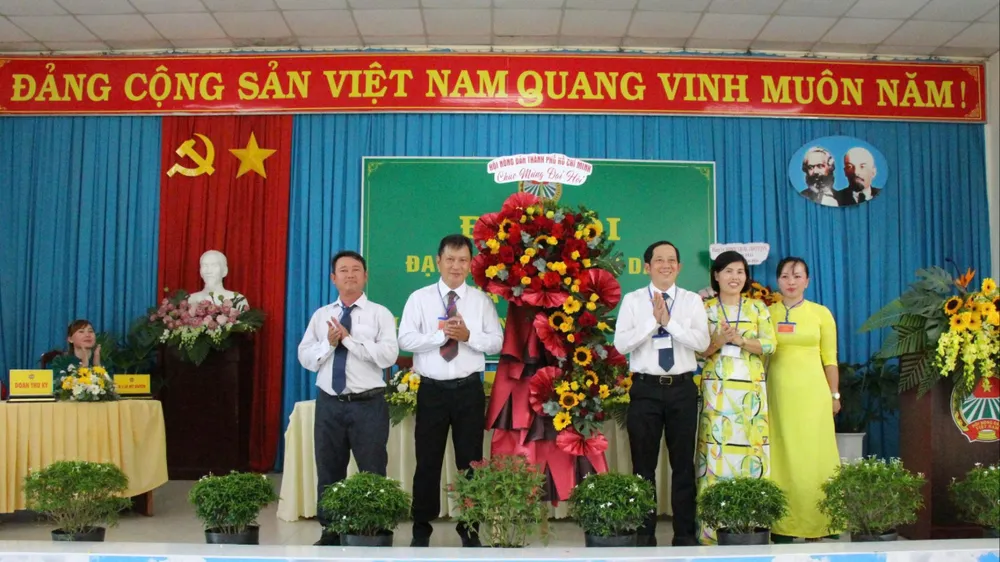 Đồng chí Trần Văn Mảng (thứ ba từ phải qua), Phó Chủ tịch Hội Nông dân TPHCM tặng hoa chúc mừng đại hội