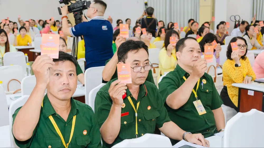 Các đại biểu biểu quyết tại Đại hội Đại biểu MTTQ Việt Nam phường lần thứ I, nhiệm kỳ 2025 – 2030