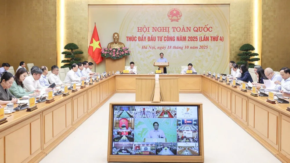 Thủ tướng Phạm Minh Chính chủ trì và phát biểu tại Hội nghị toàn quốc thúc đẩy đầu tư công năm 2025, sáng 18-10. Ảnh: VIẾT CHUNG