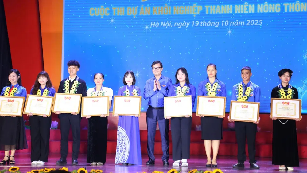 Bí thư Thứ nhất Trung ương Đoàn Bùi Quang Huy trao giải cuộc thi Dự án khởi nghiệp thanh niên nông thôn năm 2025