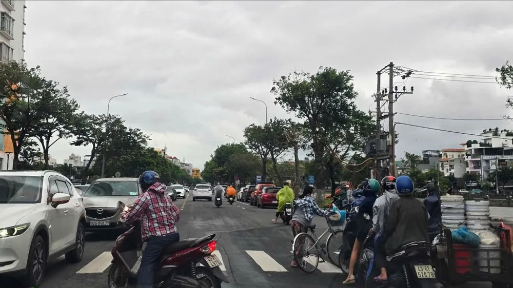 Gió mạnh cản trở hướng di chuyển của nhiều phương tiện. Ảnh: NGUYÊN KHÔI