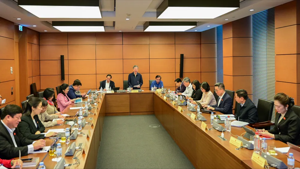 Các đại biểu thảo luận tại tổ chiều 23-10. Ảnh: ĐỖ TRUNG