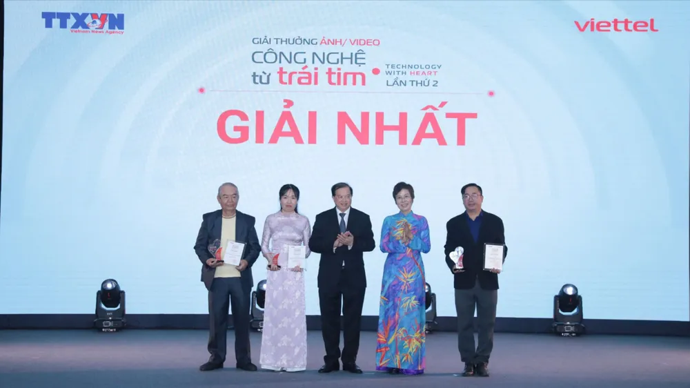 Trao giải cho tác giả đoạt giải nhất cuộc thi