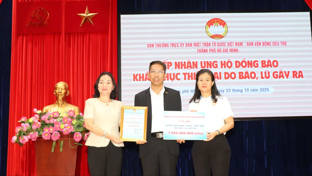 Đồng chí Trương Thị Bích Hạnh tiếp nhận và trao thư cảm ơn đến đơn vị ủng hộ đồng bào bị thiệt hại bởi bão lũ