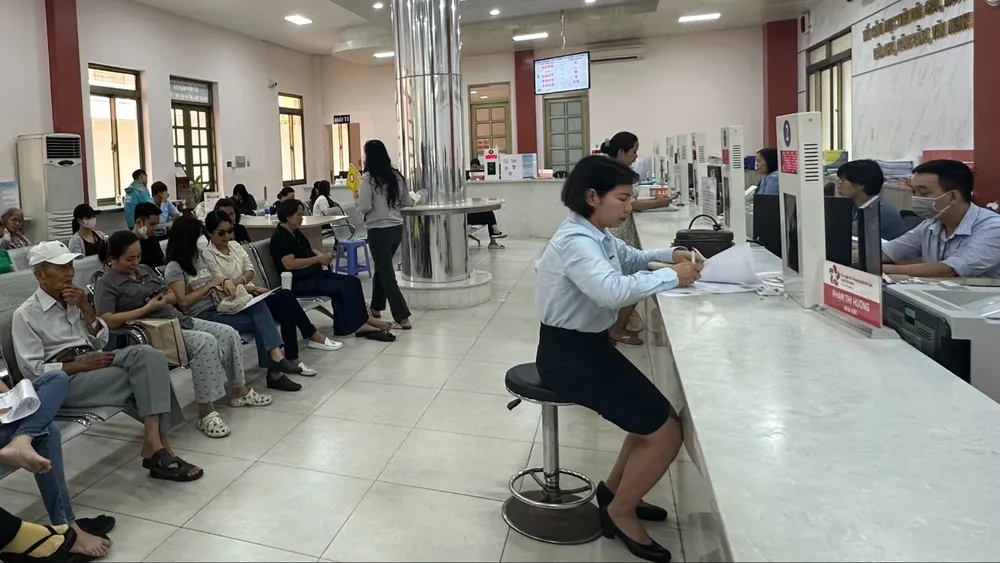 Người dân đến UBND phường Tân Bình, TPHCM làm thủ tục hành chính liên quan đất đai. Ảnh: THANH HIỀN