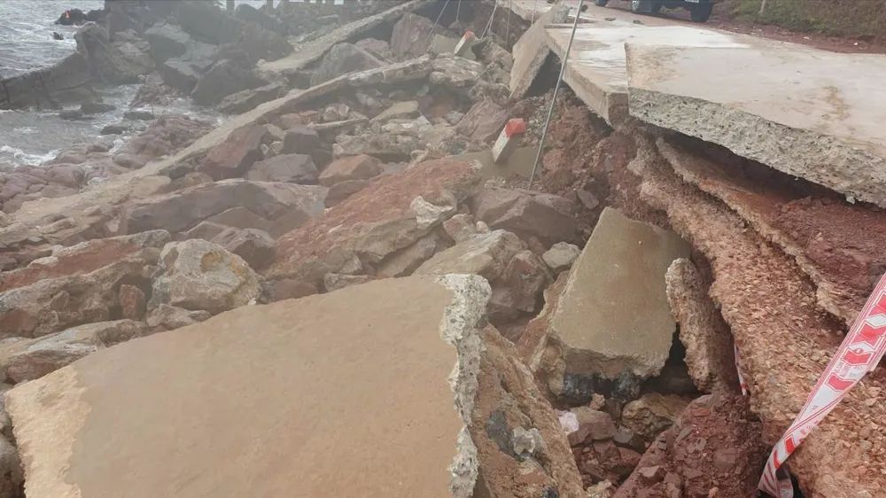 Nghệ An: Kè biển tan hoang sau bão