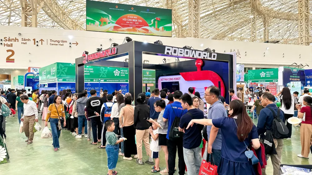 Hơn 100.000 lượt khách/ngày tham quan Hội chợ Mùa thu lần thứ nhất