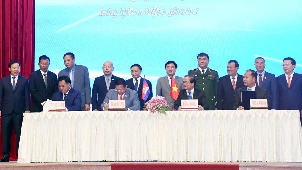 Đại diện lãnh đạo tỉnh Tây Ninh cùng các tỉnh Svay Rieng, Prey Veng, Tboung Khmum ký kết thỏa thuận hợp tác