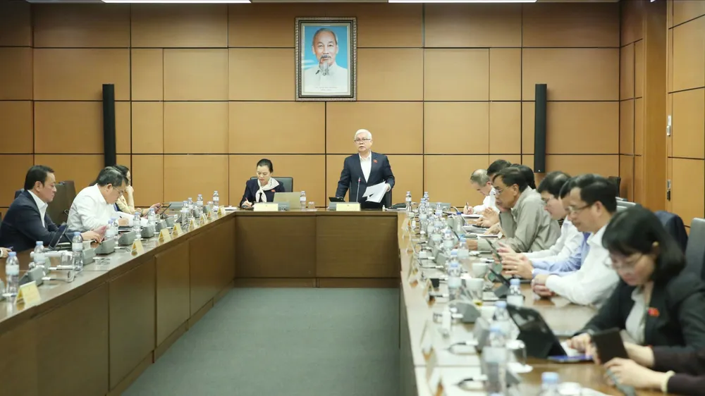 Đoàn đại biểu Quốc hội TPHCM thảo luận tại tổ sáng 7-11. Ảnh QUANG PHÚC