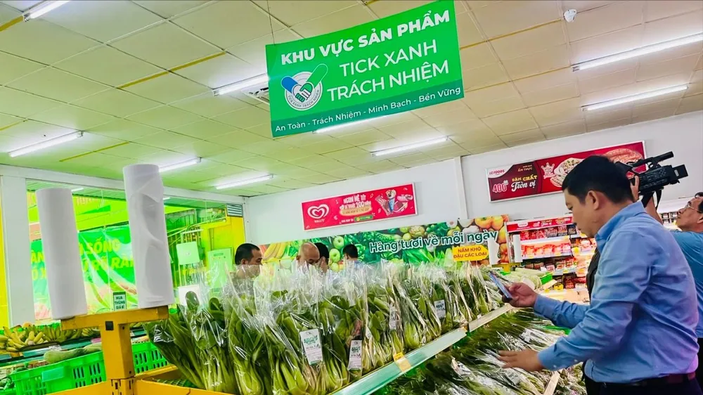 Người tiêu dùng chọn mua rau gắn "Tick xanh trách nhiệm" tại cửa hàng Bách Hóa Xanh 