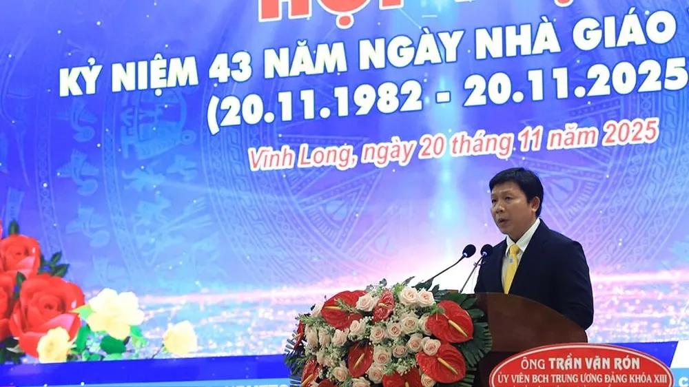 PGS-TS Nguyễn Minh Hòa, Hiệu trưởng TVU phát biểu tại chương trình họp mặt