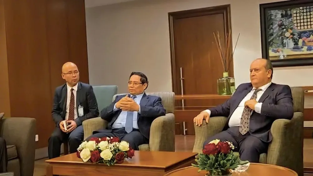 Thủ tướng Phạm Minh Chính và Thủ tướng Algeria Sifi Ghrieb đồng chủ trì cuộc làm việc với các bộ ngành và một số doanh nghiệp hai nước. Ảnh: TTXVN