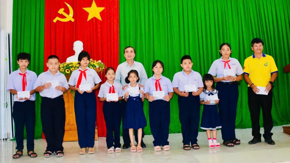 Các em học sinh được trao học bổng để tiếp thêm nghị lực vượt khó