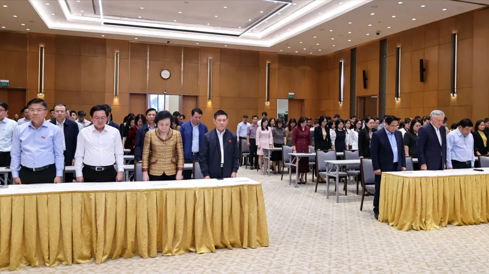 Thủ tướng Phạm Minh Chính cùng các đại biểu mặc niệm tưởng nhớ các nạn nhân thiệt mạng do mưa lũ gây ra