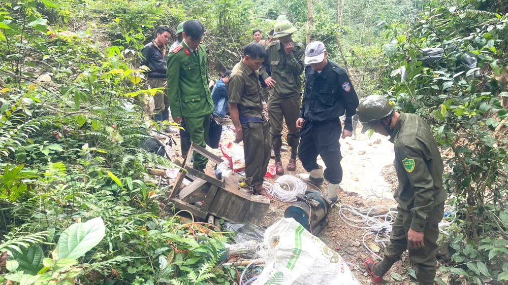 Lực lượng chức năng phát hiện máy móc, dụng cụ khai thác vàng tại đồi Moòng Coòng