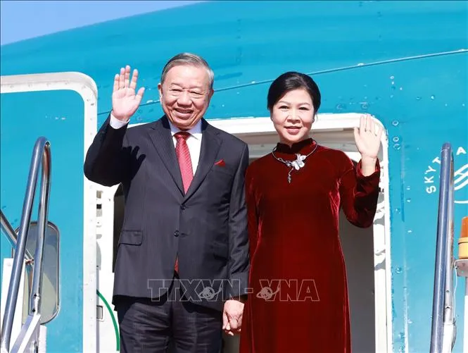 Tổng Bí thư Tô Lâm và Phu nhân tới sân bay quốc tế Wattay, thủ đô Vientiane. Ảnh: TTXVN