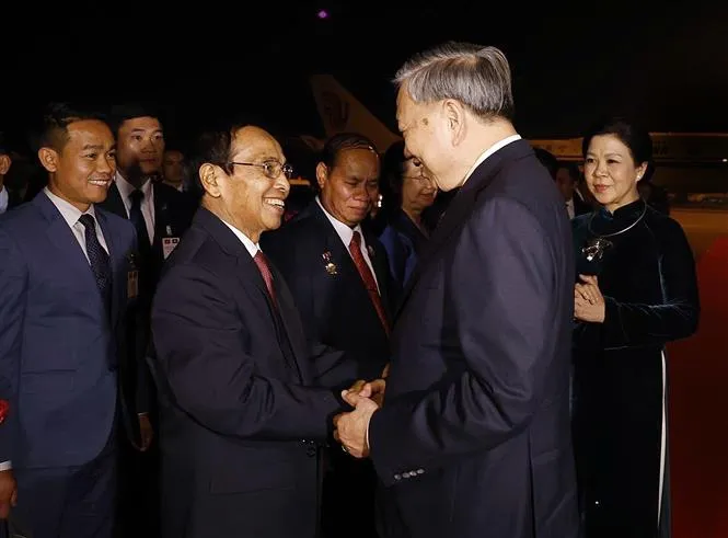 Đồng chí Bounthong Chitmany, Ủy viên Bộ Chính trị, Thường trực Ban Bí thư, Phó chủ tịch nước Lào tiễn Tổng Bí thư Tô Lâm và Phu nhân tại sân bay quốc tế Wattay, thủ đô Vientiane. Ảnh: TTXVN
