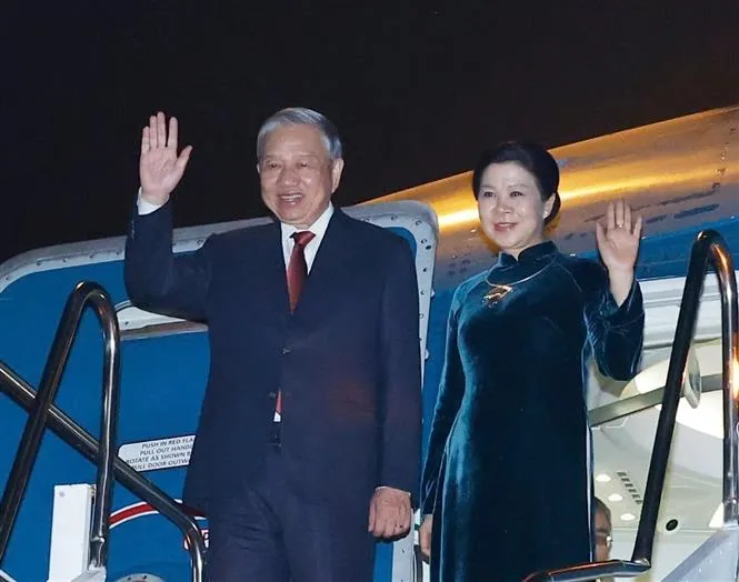 Tổng Bí thư Tô Lâm và Phu nhân tại sân bay quốc tế Wattay, rời thủ đô Vientiane kết thúc chuyến thăm cấp Nhà nước Lào và dự Lễ kỷ niệm 50 năm Quốc khánh Lào. Ảnh: TTXVN