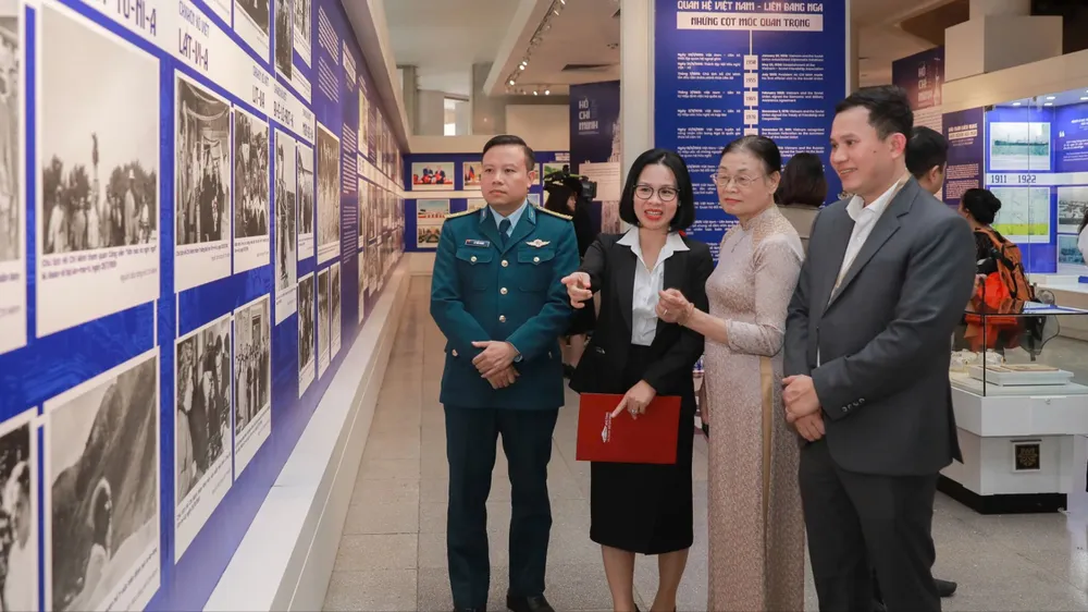 Khai mạc trưng bày chuyên đề “Dấu chân Hồ Chí Minh trên quê hương Cách mạng Tháng Mười”