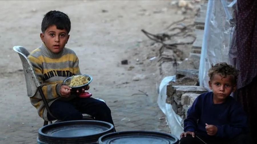 Trẻ em đang sống tại các khu lều tạm ở Dải Gaza. Ảnh: XINHUA 