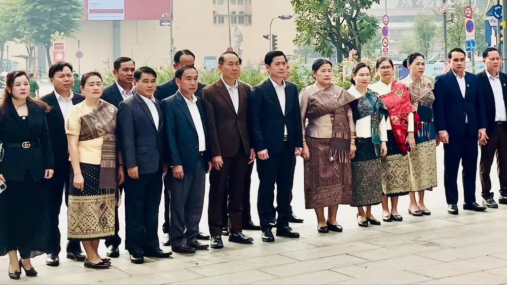 Đoàn đại biểu chính quyền tỉnh Houaphanh (CHDCND Lào) dâng hoa Chủ tịch Hồ Chí Minh. Ảnh: PHƯƠNG NAM 