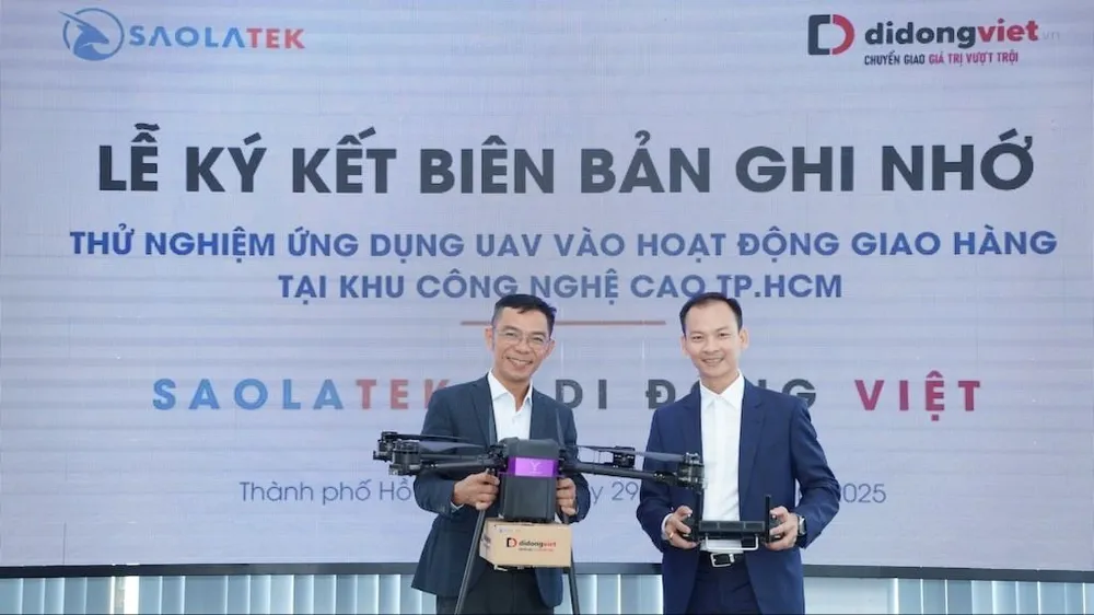 Đại diện Công ty TNHH Saolatek và Di Động Việt ký kết ghi nhớ hợp tác.