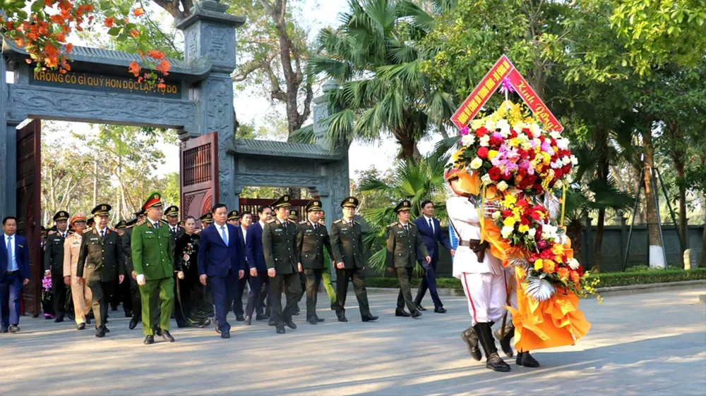 Đại tướng Lương Tam Quang cùng đoàn đại biểu dâng hoa tại Khu Di tích quốc gia đặc biệt Kim Liên. Ảnh: Công an Nghệ An 