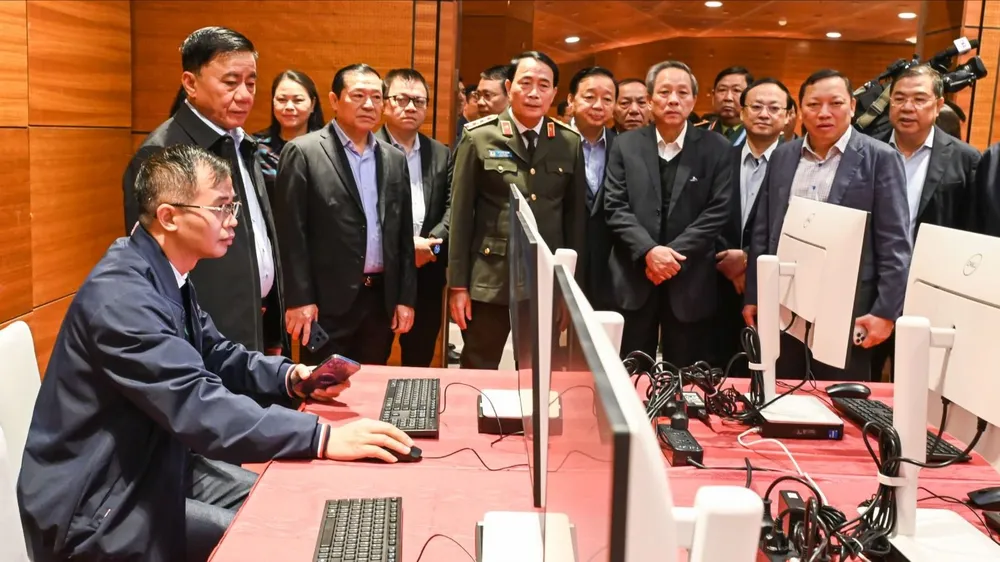  Thường trực Ban Bí thư Trần Cẩm Tú kiểm tra các phòng chức năng. Ảnh: VIẾT CHUNG