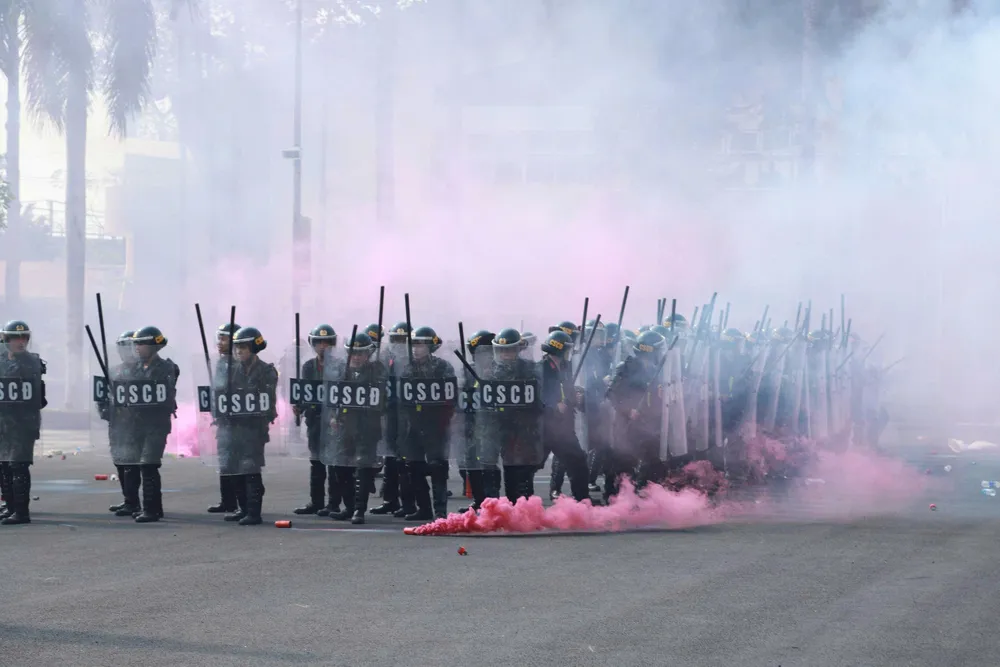 Diễn tập đội hình phòng chống bạo loạn.jpg