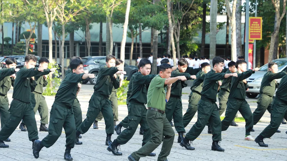 ôn luyện võ thuật trấn áp tội phạm.jpg