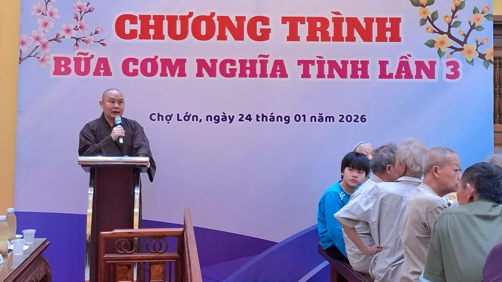 Thượng tọa Thích Giác Hiệp phát biểu tại bữa cơm nghĩa tình