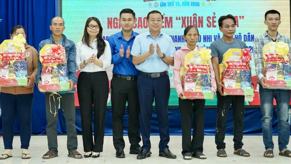 Tặng quà đến thanh niên công nhân, các hộ dân có hoàn cảnh khó khăn