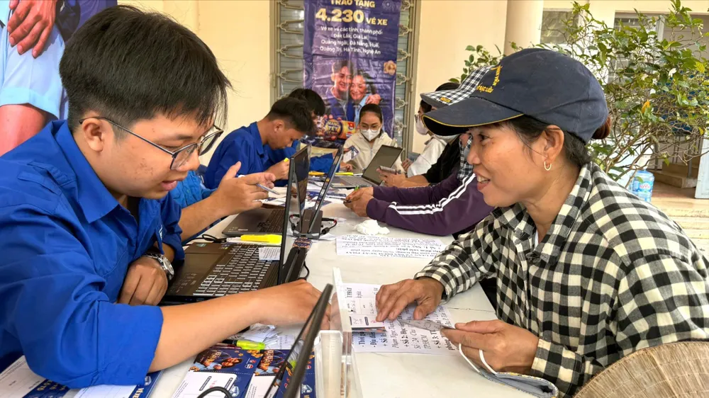 Bà Nguyễn Thị Lệ (quê tỉnh Gia Lai) hành nghề mua ve chai, trong niềm vui nhận được vé xe về quê dịp tết