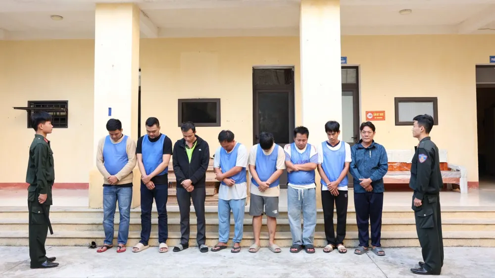 Các đối tượng trong đường dây tại trụ sở công an. Ảnh: Công an Hà Tĩnh